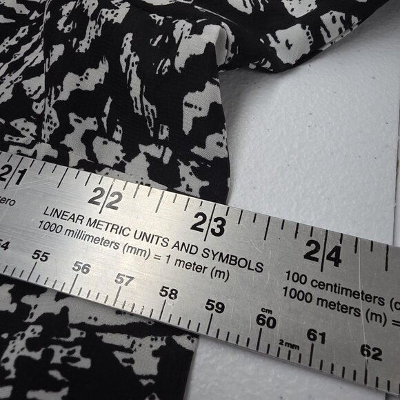 Notations Blouse Womens XL Black White Abstract Print Roll Tab Sleeve Top V Neck - Picture 9 of 10
